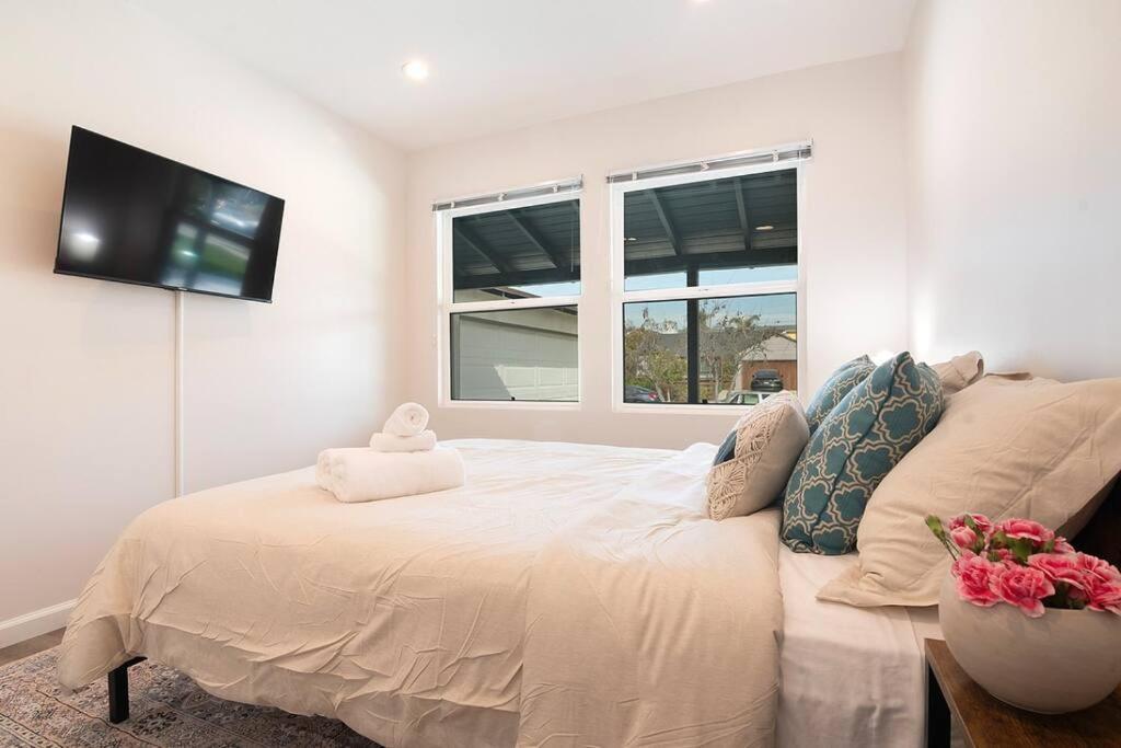 Beautiful 3 Bed 1 Bath Designer + Hot Tub Holiday home Los Angeles