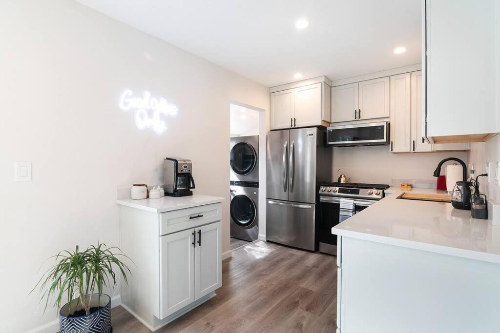 Beautiful 3 Bed 1 Bath Designer + Hot Tub Holiday home Los Angeles