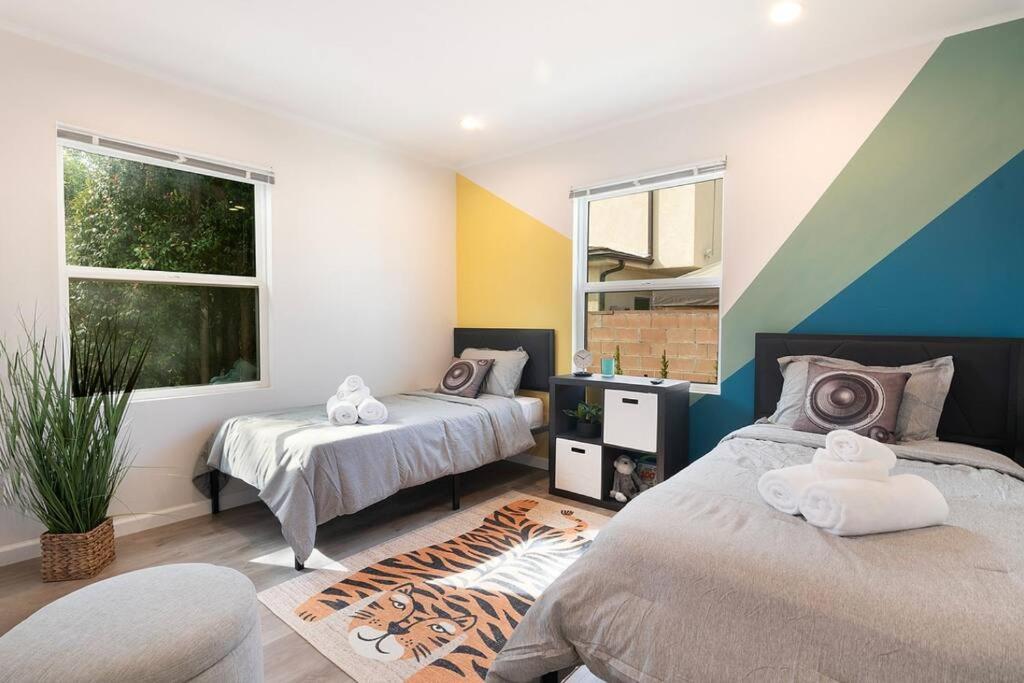Beautiful 3 Bed 1 Bath Designer + Hot Tub Hébergement de vacances *